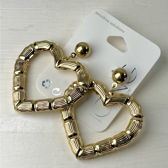 Icing Sensitive Solutions Gold Ribbed Heart Drop Stud Earrings - Picture 2 of 8